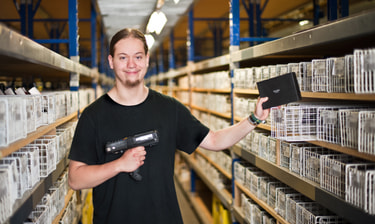 Logistik Lernender hält Handscanner Logistik Lernender hält Handscanner